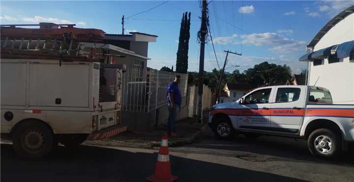 Defesa Civil atende acidente com batida em poste de energia eltrica